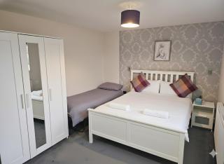 Spacious Modern 5 bedroom home near Heathrow Windsor - 2