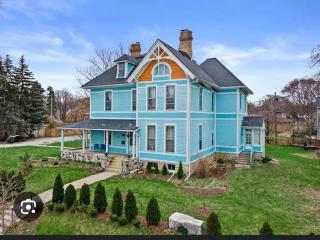 Sleeps 30+ • 10BR Mansion •Events • Bar • Backyard - 0