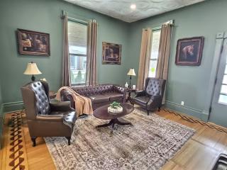 Sleeps 30+ • 10BR Mansion •Events • Bar • Backyard - 4