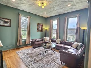 Sleeps 30+ • 10BR Mansion •Events • Bar • Backyard - 6