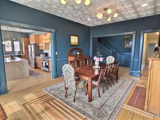 Sleeps 30+ • 10BR Mansion •Events • Bar • Backyard - 1