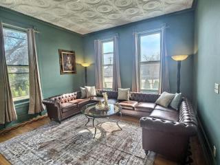 Sleeps 30+ • 10BR Mansion •Events • Bar • Backyard - 2