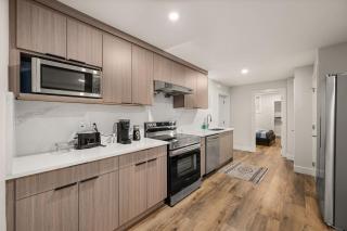 Peaceful 2BR Getaway with Fireplace & Parking Basement Suite - 6