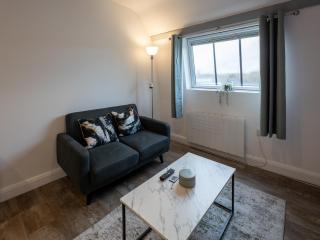 Stylish, Spacious 1 Bedroom Apartment, central - 3