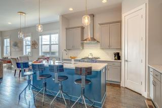 CULTURED COACH - MUSIC ROW - MINS TO DOWNTOWN - 0