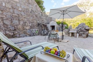 Apartments with parking space Gata, Omis - 6033 - 1