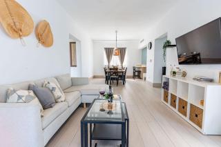 NEW UNIT WITH BEACH AND POOL ACCESS - N B301 - 5