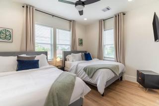 Skyline Views | Rooftop Deck | 5 Minutes Downtown - 4