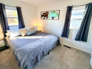 Ranch-3 Bedroom-Pet & Kid-Fenced -EV Charging-King Bed - 4
