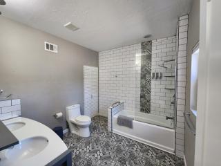 Modern Art House in Midtown, Pet Friendly - 7