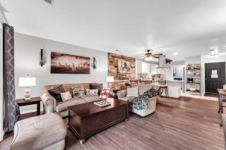 Condo w/ Hot Tub, Pools, Playground - Walk to Lake - 6