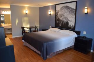 Super 8 by Wyndham Visalia - 7