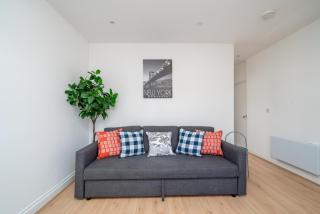 Elegant Ground Floor One Bed Apartment With Garden & King Size Bed Near Tube & Train Stations on Piccadily Line - 9