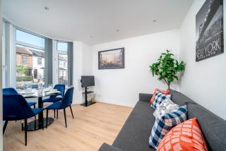 Elegant Ground Floor One Bed Apartment With Garden & King Size Bed Near Tube & Train Stations on Piccadily Line - 7