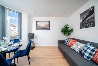 Elegant Ground Floor One Bed Apartment With Garden & King Size Bed Near Tube & Train Stations on Piccadily Line - 6