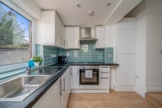Elegant Ground Floor One Bed Apartment With Garden & King Size Bed Near Tube & Train Stations on Piccadily Line - 2