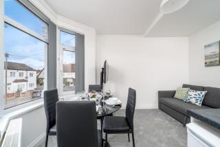 Comfortable 2-Bed Home with Spacious Layout, Walk Tube and Local Shops - 0