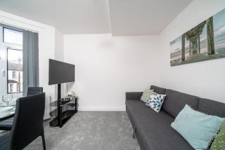 Comfortable 2-Bed Home with Spacious Layout, Walk Tube and Local Shops - 8