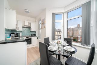 Comfortable 2-Bed Home with Spacious Layout, Walk Tube and Local Shops - 7