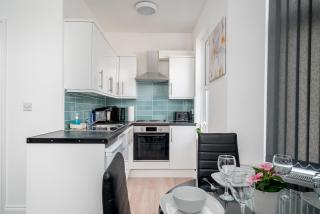 Comfortable 2-Bed Home with Spacious Layout, Walk Tube and Local Shops - 6