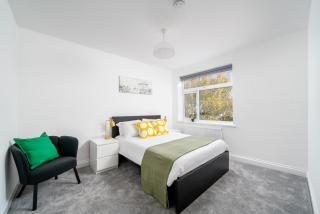 Comfortable 2-Bed Home with Spacious Layout, Walk Tube and Local Shops - 2