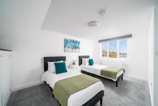 Comfortable 2-Bed Home with Spacious Layout, Walk Tube and Local Shops - 1