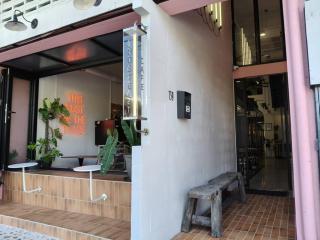 The Brownstone Hostel & Space - 9