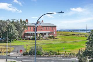 Modern Seafront Luxury, Steps from the Beach - 2