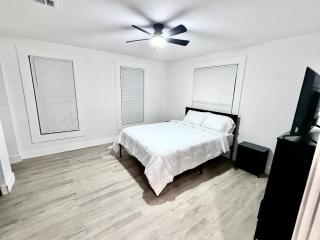 Stylish 3BR Minutes to Downtown and Stadium - 5