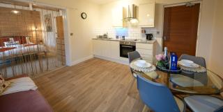 Moon One bedroom Apartment with Access to Garden Close to Town Train Hospital Long Booking Welcome - 8