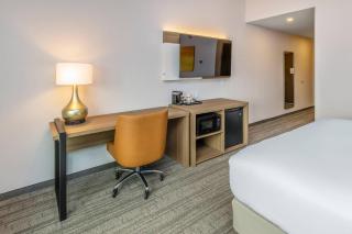 Comfort Inn & Suites - 4