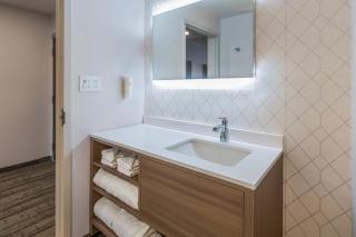 Comfort Inn & Suites - 3