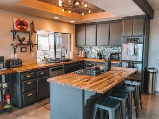 Walk into Joshua Tree Park, Huge Spa The Lodge - 5