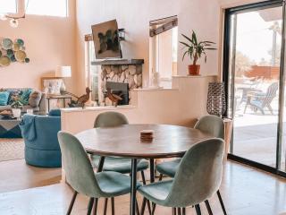 Walk into Joshua Tree Park, Huge Spa The Lodge - 4