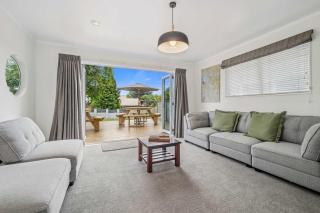 Tihi Time - Great Deck Spa Pool & Games Room - 1