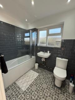 Family friendly house - Bedford - sleeps 8 - 6