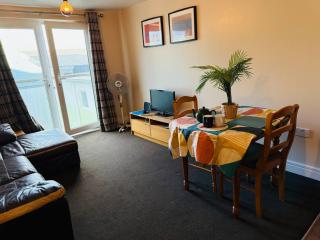Newly Decorated Studio Apartment -City Centre- Sleeps 2 - 4