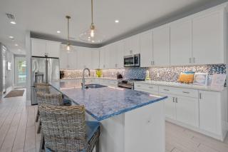 The Oasis at Palmetto – Coastal Chic Retreat w Heated Pool Spa Balconies Steps to Beach - 7