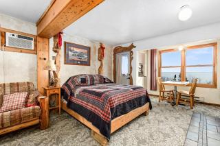 The Inn On Gitche Gumee - The Wolves Den - 8