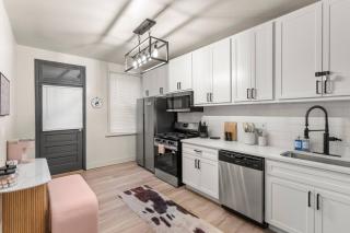 Glam Getaway Chic 2BR Retreat near Soulard - 9