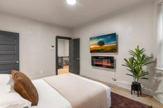 Glam Getaway Chic 2BR Retreat near Soulard - 1