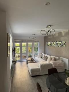 Corporate 2-Bed Flat, Near Shepperton & Egham - 0