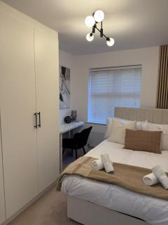 Corporate 2-Bed Flat, Near Shepperton & Egham - 2
