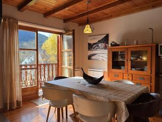 Triplex, chimenea y Wi-Fi, confort a tres niveles - Puig Falcó 1 - 2