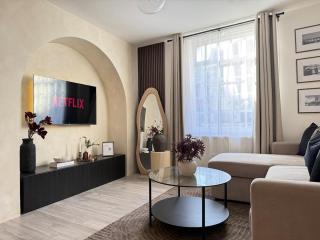 New Modern 2 Bedroom Central Apt Greater Manchester, Sleeps 5, Near Airport with Great Transport Links - 0