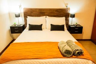 Amplia Casa Centrica, Parrilla, Cochera Privada y Portón Eléctrico para facil acceso - 7