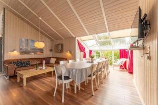 12 Personen Familienferienhaus mit Sauna, Whirlpool, zwei Duschen und Toiletten, Kaminofen und Kanu in 1. Reihe zum See mit wundervollem Seeblick in Otterndorf - 1