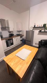 Modern & Spacious 2-bed flat - Central Cardiff - Fast Wifi - Long & Short Stay - 8