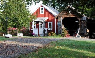 One-Bedroom, One-Bathroom Cottage Rental on a 250-Acre Cattle Farm near Appalachian Trail - 0