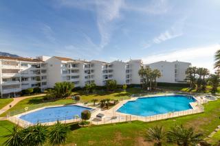 MARBELLA BANUS SUITES - Banús - Playa Rocío Beachfront Residence - Premium 3BR - 2BA - Direct Beach Access - Large Pool & Solarium - Just 3 Min Walk to Puerto Banús - 5 Min Walk to El Corte Ing Luxury Shopping - Ideal for Families - 4
